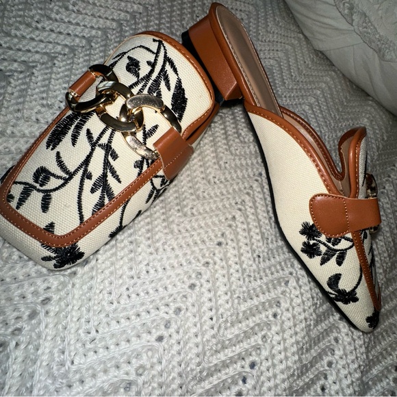 Chic Tan and Black Embroidered Women's Mules nwot - Picture 3 of 5